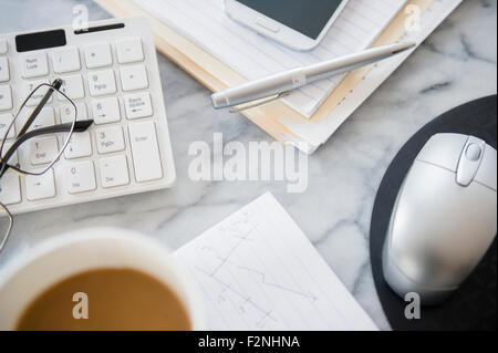 Nahaufnahme von EDV-Anlagen, Dateien und Kaffee am Schreibtisch Stockfoto