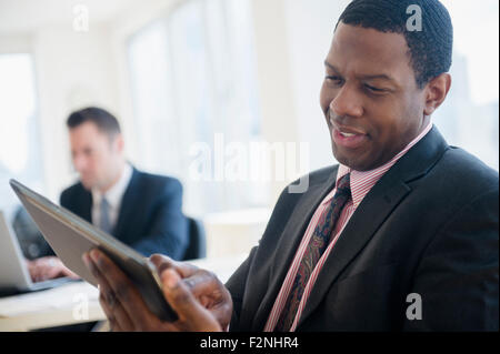 Geschäftsmann mit digital-Tablette in office Stockfoto