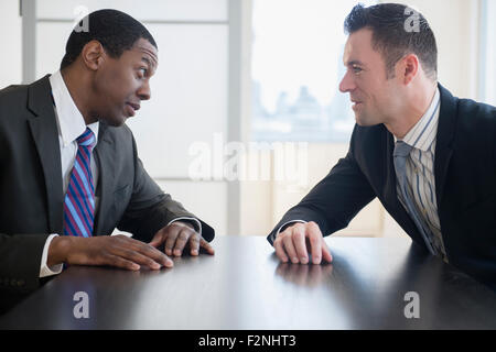 Unternehmer im Gespräch im Büro treffen Stockfoto