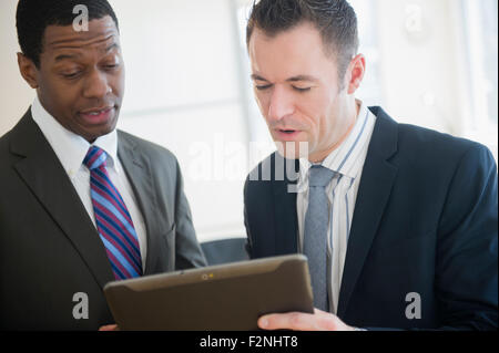 Geschäftsleute, die mit digital-Tablette in office Stockfoto