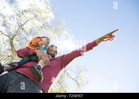 Niedrigen Winkel Ansicht der hispanischen Vater und Sohn im Freien zeigen Stockfoto