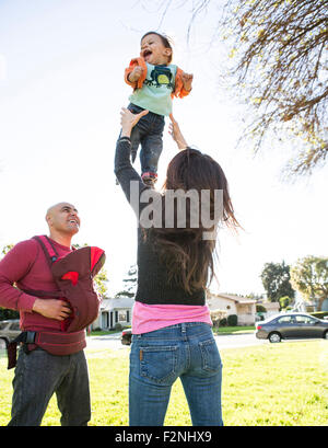 Niedrigen Winkel Ansicht der hispanischen Familie spielen im park Stockfoto