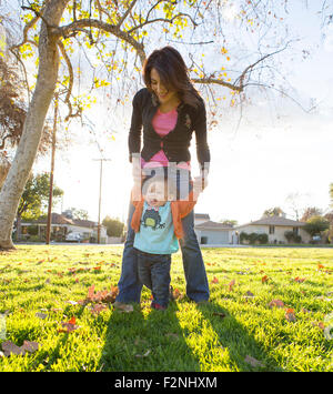 Hispanische Mutter mit Sohn im Park spielen Stockfoto