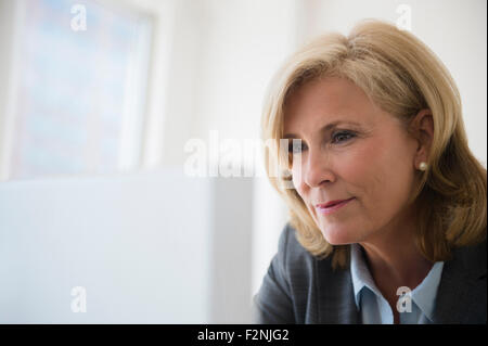 Kaukasische Geschäftsfrau arbeiten am Computer im Büro Stockfoto