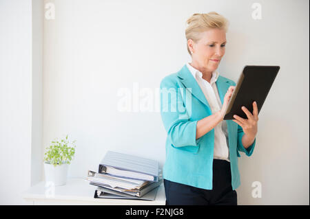 Kaukasische Geschäftsfrau mit digital-Tablette in office Stockfoto