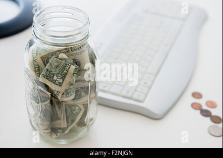 Nahaufnahme von Einsparungen Glas in der Nähe von Computer-Tastatur Stockfoto