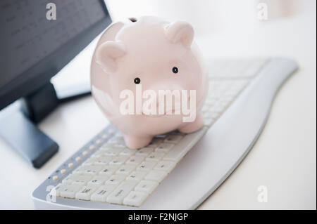 Nahaufnahme von Sparschwein auf Computer-Tastatur Stockfoto