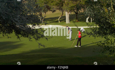 Kaukasische paar setzen auf Golfplatz Stockfoto