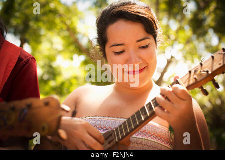 Hispanische Musikern im park Stockfoto