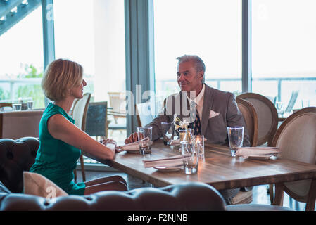 Kaukasische paar sitzt im restaurant Stockfoto