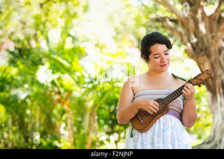 Lateinamerikanische Musiker spielt Ukulele im park Stockfoto