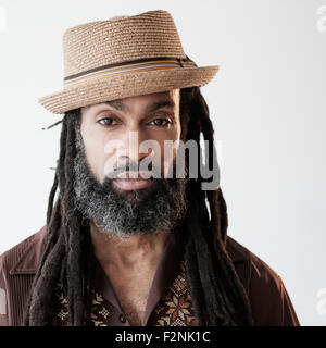 Nahaufnahme von schweren schwarzen Mann mit dreadlocks Stockfoto