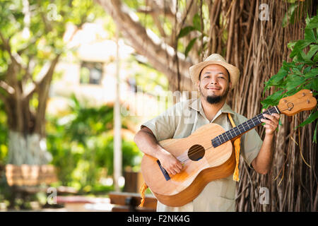 Lateinamerikanische Musiker spielt Gitarre im park Stockfoto