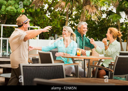 Paare, die umarmt auf Terrasse des Restaurants Stockfoto