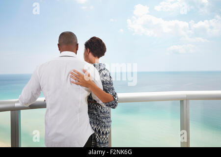 Schwarz Paar umarmt auf Balkon über Meer Stockfoto