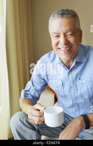 Älterer schwarzer Kaffee trinken Stockfoto