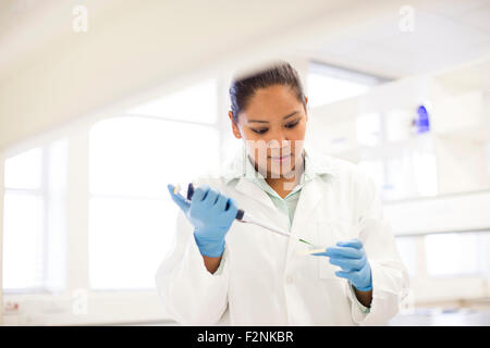 Gemischte Rassen Wissenschaftler Pipettieren Probe in Rohr im Labor Stockfoto