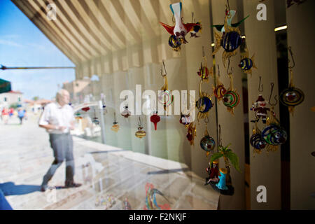 (150922)--MURANO, 22. September 2015 (Xinhua)--ein Tourist geht vorbei an einem Glasgeschäft in Murano Venedig am 11. September 2015. Murano ist berühmt für seine Glasherstellung Techniken. Im späten 13. Jahrhundert mussten die Glasmacher in Venedig nach Murano wegen der Gefahr des Feuers zu bewegen. Dann wurde die Insel berühmt für Glasperlen, Spiegel, Gläser und Leuchter. Murano hält heute noch viele Fabriken mit traditionellen Techniken wie Menschen vor Jahrhunderten. Murano-Glas-Geschäft jetzt Gesichter als bedrohen importiert Glasprodukte mit niedrigerem Preis. (Xinhua/Jin Yu) Stockfoto