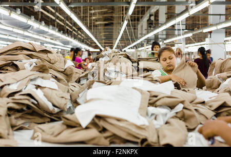 Arbeitnehmer, die Falten der Kleidung in Textilfabrik Stockfoto
