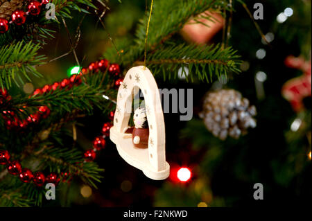 Eine bunt bemalte Holzfigur von einem traditionellen Kiefer Weihnachtsbaum hängen Stockfoto