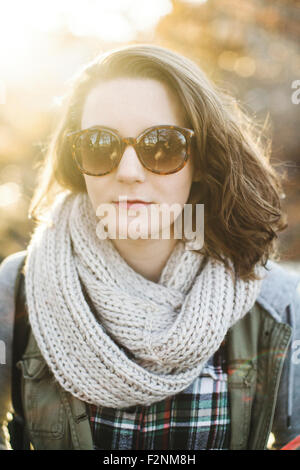 Kaukasische Frau mit Sonnenbrille und Schal Stockfoto