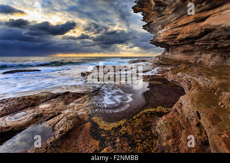 natürliche Sandstein Felsen bilden hoch steigenden Landschaft am Meer Rand der Küstenlinie in Sydney, Australien Stockfoto