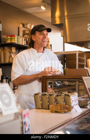 Kaukasische Bäcker arbeiten in Bäckerei Stockfoto