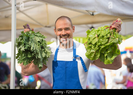 Kaukasische Schreiber hält Trauben Salat Stockfoto