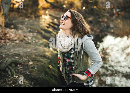 Kaukasische Frau zu Fuß im park Stockfoto