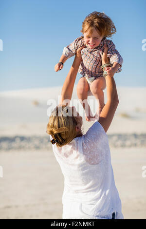 Kaukasische Mutter und Sohn spielt in der Wüste Stockfoto