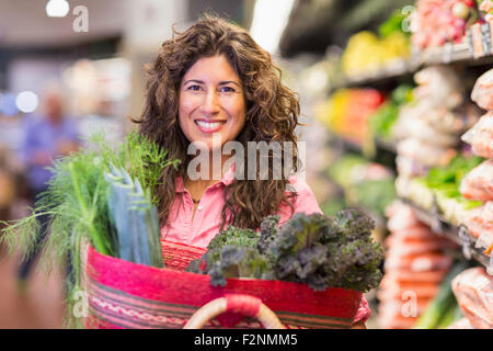 Hispanic Frau einkaufen im Supermarkt Stockfoto