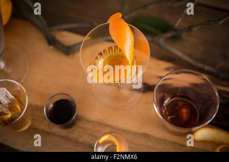 Auswahl an Cocktails auf Holzbrett Stockfoto