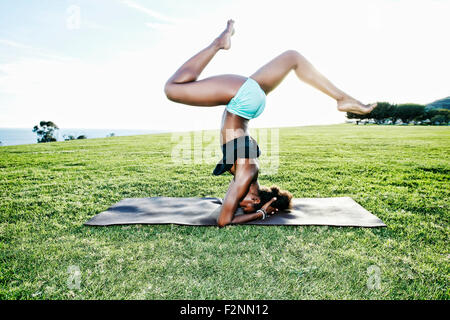 Afroamerikanische Frau praktizieren Yoga im park Stockfoto