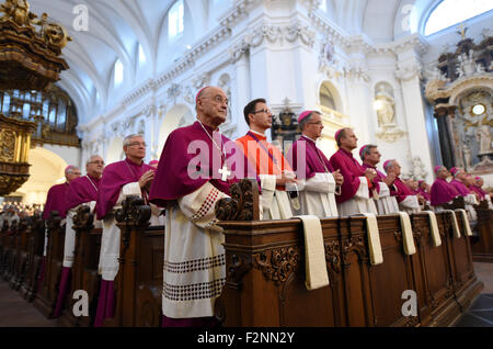 Fulda, Deutschland. 22. Sep, 2015. Mitglieder der Deutschen Bischofskonferenz bei der Eröffnung Gottesdienst auf der Herbstkonferenz der klerikalen Institution im Dom von Fulda, Deutschland, 22. September 2015. Die katholischen Bischöfe diskutieren die anhaltenden Flüchtlingskrise in Europa unter anderem während des traditionellen Treffens. Foto: ARNE DEDERT/Dpa/Alamy Live-Nachrichten Stockfoto