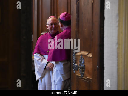 Fulda, Deutschland. 22. Sep, 2015. Zwei Bischöfe sprechen während des Gottesdienstes Öffnung auf der Herbst-Konferenz der Deutschen Bischofskonferenz im Dom zu Fulda, Deutschland, 22. September 2015. Die katholischen Bischöfe diskutieren die anhaltenden Flüchtlingskrise in Europa unter anderem während des traditionellen Treffens. Foto: ARNE DEDERT/Dpa/Alamy Live-Nachrichten Stockfoto