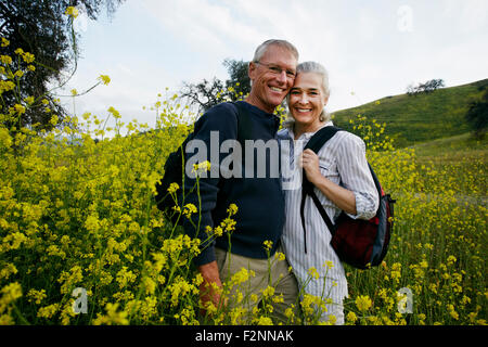 Kaukasische paar stehen in hohe Gräser Stockfoto