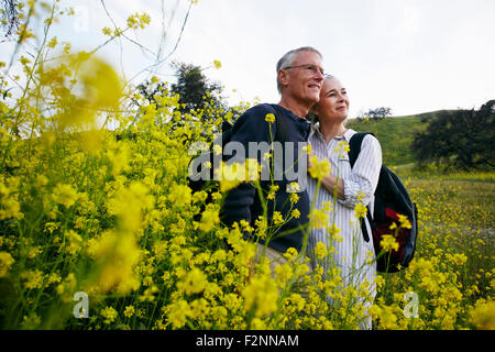 Kaukasische paar umarmt in hohe Gräser Stockfoto