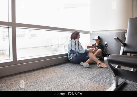 Mutter und Sohn mit digital-Tablette in Flughafen Stockfoto