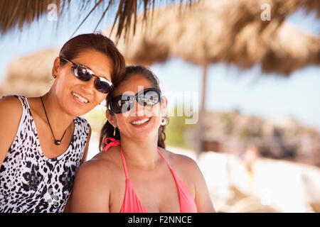 Frauen tragen Sonnenbrillen auf tropischen Strand Stockfoto