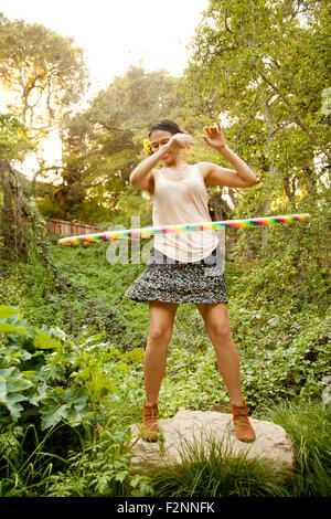 Gemischte Rassen Frau spielt mit Kunststoff hoop Stockfoto