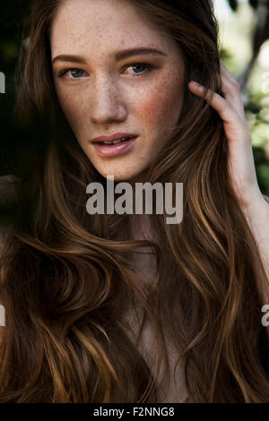 Kaukasische Frau mit langen Haaren und Sommersprossen Stockfoto