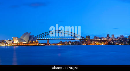 Die Harbour Bridge, Sydney Opera House und Central Business District von Sydney. In der Dämmerung fotografiert. Stockfoto