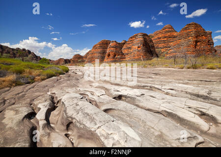 Trockenes Flussbett der Piccaninny Creek im Purnululu National Park, Western Australia an einem sonnigen Tag. Stockfoto