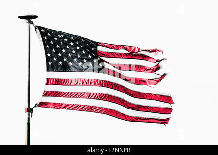 Zerfetzten amerikanischen Fahne vom Fahnenmast Stockfoto