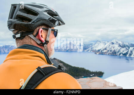 Kaukasische Radfahrer Panorama des Crater Lake im US-Bundesstaat Oregon Stockfoto