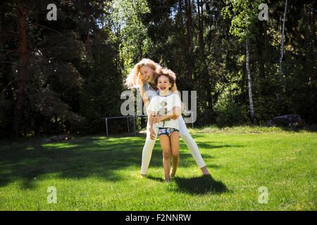 Mutter mit Sohn im Garten spielen Stockfoto