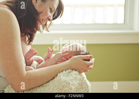 Kaukasische Mutter Holding neugeborenes baby Stockfoto