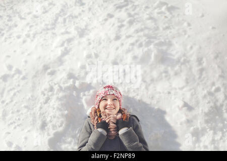 Kaukasische Mädchen im Schnee Stockfoto