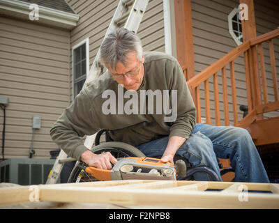 Kaukasische paraplegic Mann Holz arbeiten im Garten Stockfoto