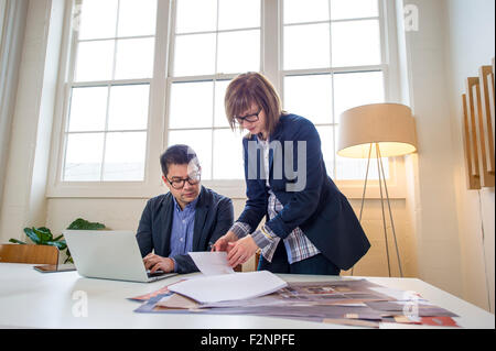 Geschäftsleute, die Arbeiten am Schreibtisch im Büro Stockfoto